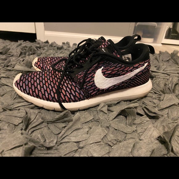 Nike Roshes - Picture 2 of 3